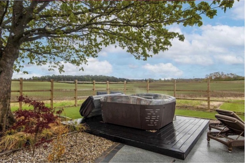 lodge with an outdoor hot tub in Glasgow, Scotland